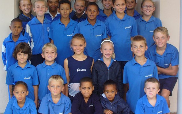  Voor vlnr: Joy Hans, Stefan Stieger, Ronnie Williams, Thershia Abrahams en Hugo Bester (0/7). 2de ry vlnr: Joani-Lee Vos, Philip Olivier (0/8); Nel Stieger, JohandrÃ© Wessels, Ralph Smit (0/9); Adrian Hage (0/12). 3de ry vlnr: Hayward Valentine, Karli-Mari Geldenhuys, Tristan Tayob (0/11); Jean-Marc Diamouangana (0/12); ChloÃ« Coetzee, Nadine Groenewald, Anrie van Niekerk (0/11); Akisha Johannes (0/13); Caitlyn Otto (0/12); Fiona Fourie, Jacques Augustyn (0/13). Agter vlnr: Jurie-Johann Groenewald (0/12); Werner van Zyl (0/13)